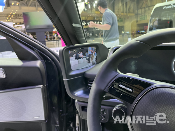 아이오닉6의 디지털 사이드미러. 창문 위쪽으로 일부 돌출돼 있다. / 사진=유주엽 기자