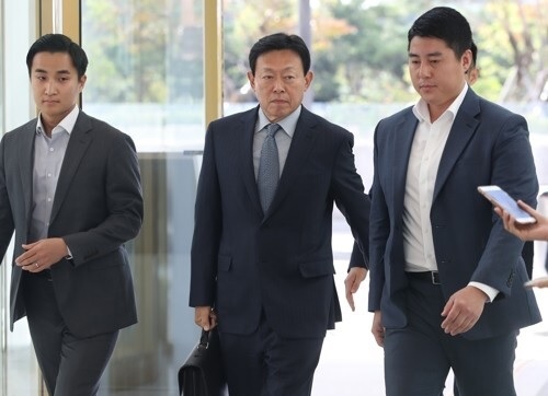 신동빈 롯데 회장이 2018년 10월 집행유예 출소 후 서울 잠실 롯데월드타워에서 출근하는 모습. /사진=연합뉴스