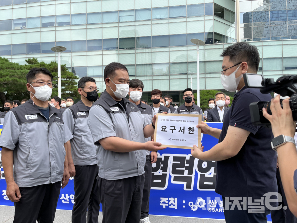 쌍용차 노조가 요구서한을 전달하고 있다. / 사진=유주엽 기자
