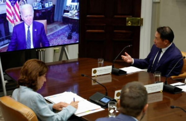 최태원 SK 회장이 지난달 26일 미국 백악관에서 조 바이든 미국 대통령과 화상면담을 하고 있다. /사진=연합뉴스