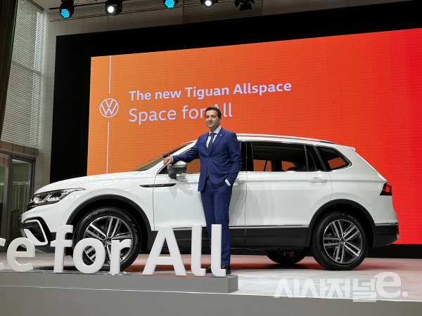 사샤 아스키지안 폴크스바겐 코리아 사장이 새롭게 출시된 티구안 올스페이스와 함께 서있다. / 사진=유주엽 기자