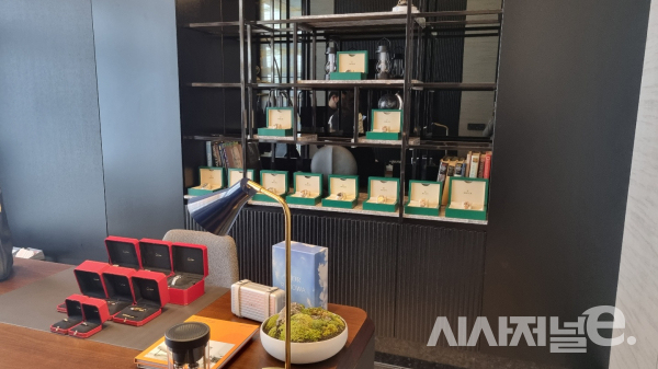 시크 팝업스토어에 롤렉스와 까르띠에가 전시돼 있다. / 사진=한다원 기자