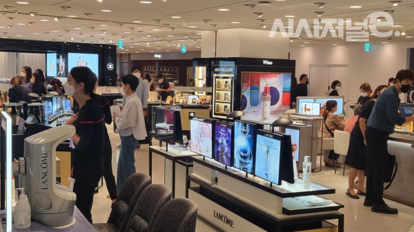 롯데백화점 본점 뷰티관 중 일부. / 사진=한다원 기자