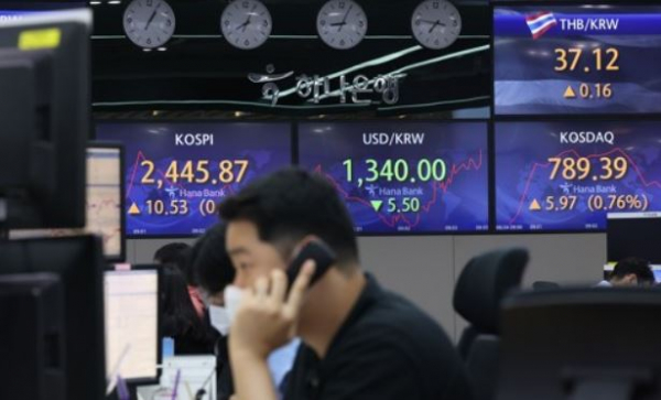 서울 중구 하나은행 딜링룸 내부 모습. / 사진=연합뉴스