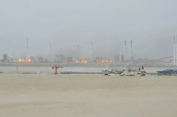 포스코 포항제철소에서 6일 오전 화재가 발생해 검은 연기가 피어오르고 있다. /사진=연합뉴스