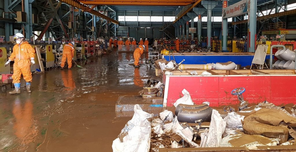 포스코 포항제철소 임직원이 지난 7일 태풍 힌남노 피해 복구를 위해 침수된 자재창고를 청소하고 있다. /사진=포스코