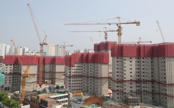 수도권의 한 아파트 건설현장. 주택경기 경착륙으로 브랜드 인지도가 낮은 중견건설사의 지방 사업장은 미분양이 급증하며 생존활로를 찾기 위한 움직임도 활발해지는 모습이다. / 사진=연합뉴스