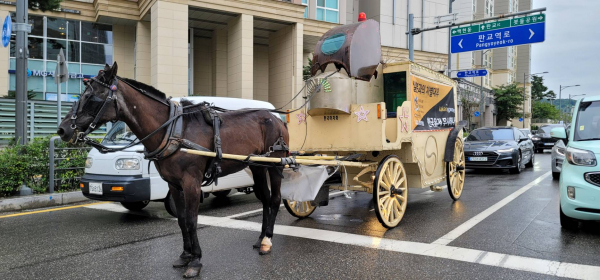 카카오게임즈 이용자들이 지난달 마차시위를 진행한 모습/ 사진=이하은 기자