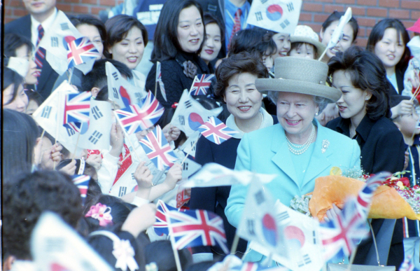 사진은 엘리자베스 2세 여왕이 1999년 방한 당시 서울미동초등학교에서 환영을 받는 모습 / 사진 = 연합뉴스