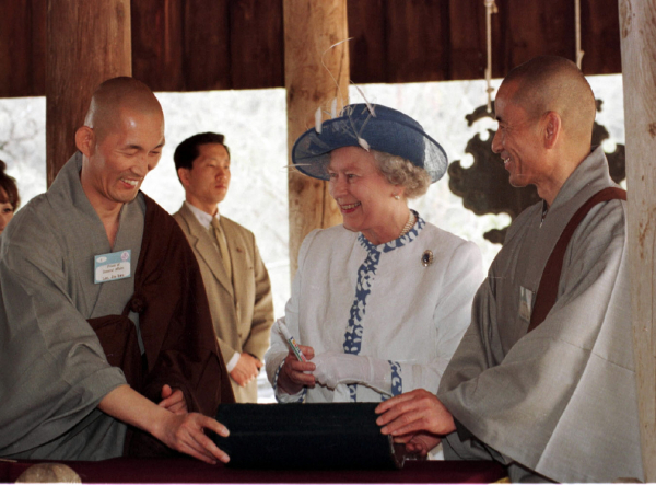 사진은 엘리자베스 2세 여왕이 1999년 방한 당시 안동 봉정사를 방문해 스님들과 대화하는 모습 / 사진 = 연합뉴스