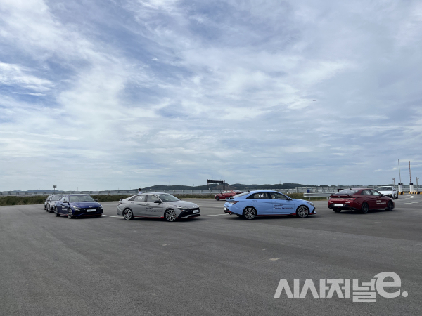 마른 노면서킷 주행 대기 중인 차량들 / 사진=유주엽 기자