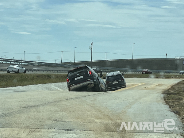 오프로드 주행 중인 차량 / 사진=유주엽 기자