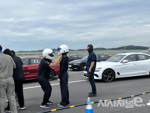 고속주회로 체험을 위해 풀페이스를 착용하고 있다. / 사진=유주엽 기자