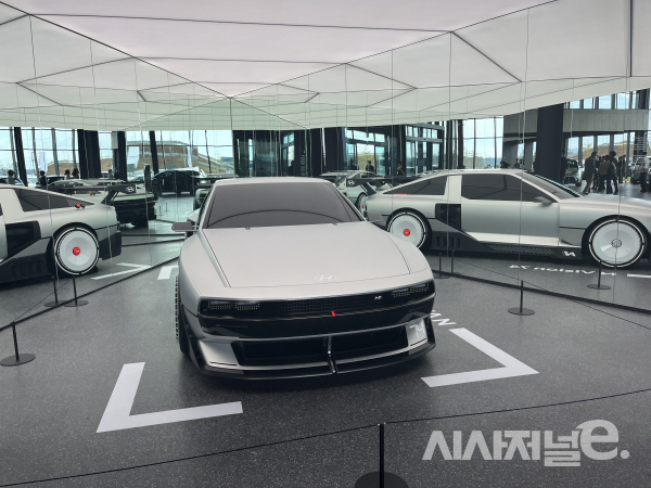 라운지에 전시된 N비젼74 / 사진=유주엽 기자