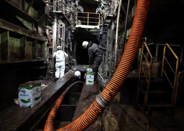 포스코 포항제철소 압연 공장 지하설비에서 직원들이 진흙을 제거하는 모습. /사진=포스코