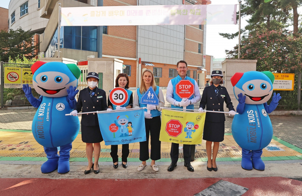 메르세데스-벤츠 사회공헌위원회가 사단법인 녹색어머니 중앙회와 함께 스쿨존 내 교통안전과 교통사고 예방을 위한 캠페인을 실시하고 있다. / 사진=메르세데스-벤츠 코리아
