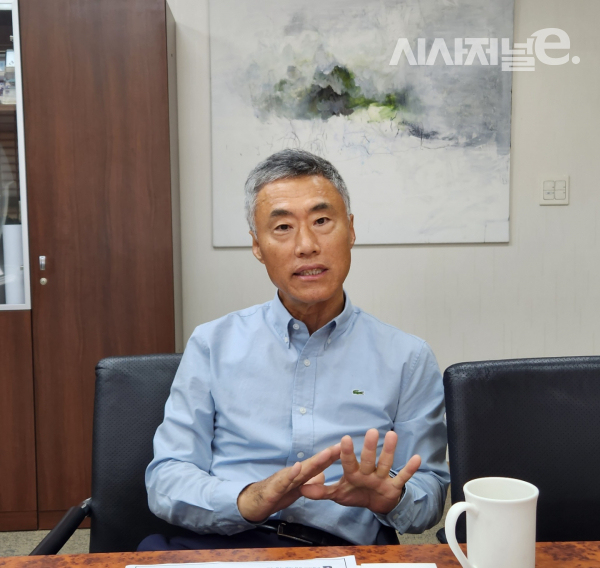 이서규 한국팹리스산업협회장(픽셀플러스 대표)가 시사저널e와 인터뷰하고 있다. /사진=이호길 기자
