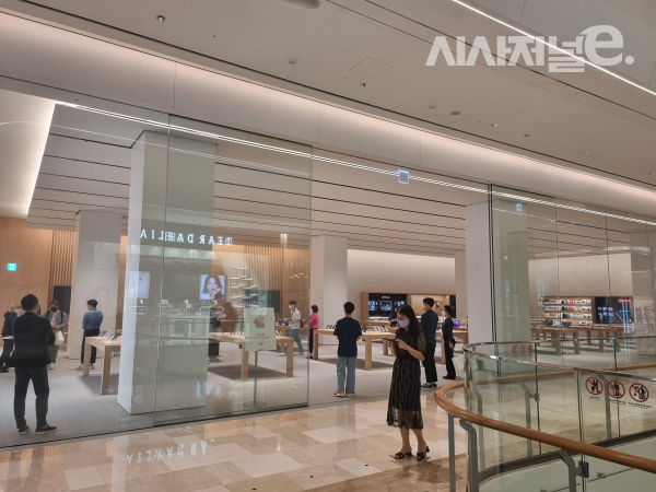 서울 송파구 롯데월드몰 1층에 위치한 '애플 잠실' 전경 / 사진 = 김용수 기자