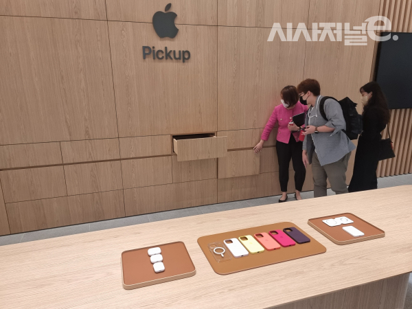 애플코리아 관계자가 22일 서울 송파구 롯데월드몰 1층에 위치한 '애플 잠실'에서 서랍형 픽업존에 대해 설명하고 있다. / 사진 = 김용수 기자