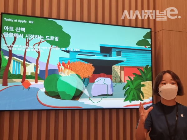 애플 잠실 직원이 '투데이 앳 애플' 세션을 안내하고 있다. / 사진 = 김용수 기자