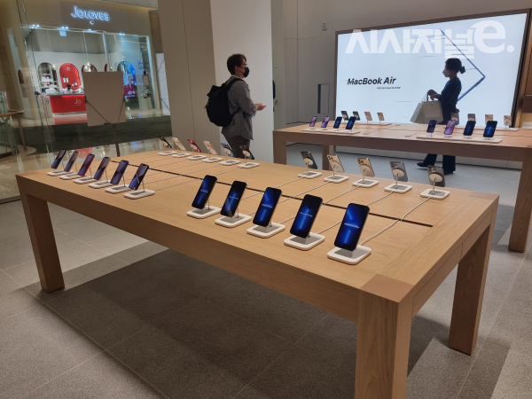 애플 잠실 내 제품 진열 테이블 / 사진 = 김용수 기자