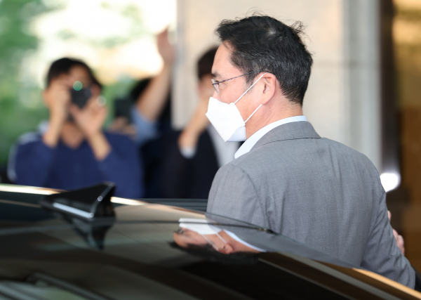 2주간의 해외 출장을 마친 이재용 삼성전자 부회장이 21일 강서구 서울김포비즈니스항공센터를 통해 귀국해 차량에 탑승하고 있다. / 사진=연합뉴스