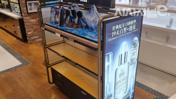 롯데면세점 코엑스점 일부 매대가 텅 비어있다. / 사진=한다원 기자