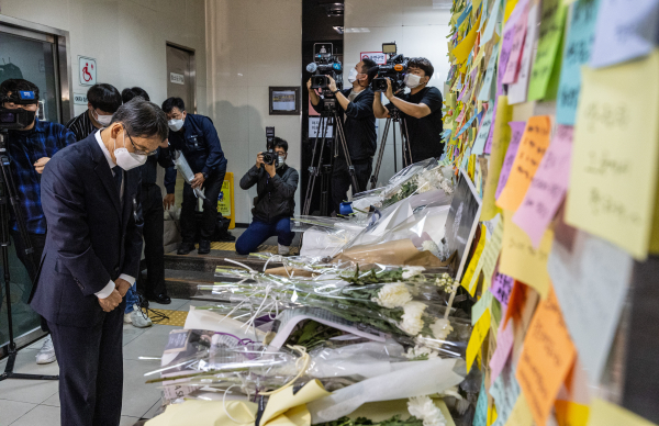 김상범 서울교통공사 사장이 24일 오전 스토킹 살인사건 현장인 서울 중구 신당역 여성 화장실을 찾아 조문하고 있다./사진=연합뉴스