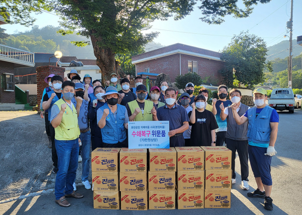 광양 본정마을 주민들이 포항제철소에 간편식을 전달하고 기념촬영을 하고 있다. / 사진=포스코