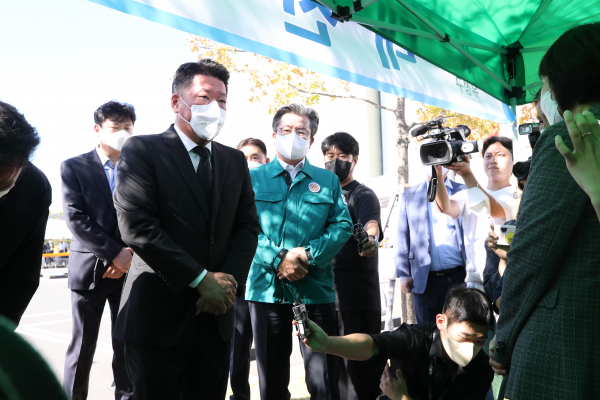 지난 27일 오후 대전 현대아울렛 화재 현장에 있는 유가족을 찾은 정지선 현대백화점 회장이 유가족에게 사과하고 있다. / 사진=연합뉴스