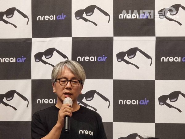 여정민 엔리얼코리아 지사장이 28일 서울 강남구 최인아책방 선릉점에서 열린 기자간담회에서 신규 증강현실(AR) 글래스 '엔리얼 에어' 출시를 발표하고 있다. / 사진 = 김용수 기자