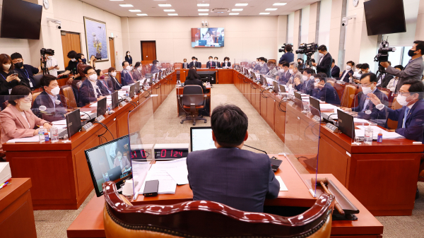 22일 오전 국회에서 산업통상자원중소벤처기업위원회 전체회의가 열렸다. 21대 후반기 국회 산자위는 윤관석 위원장, 김한정 민주당 간사, 한무경 국민의힘 간사, 민주당 김경만, 김성환, 김용민, 김정호, 김회재, 박영순, 송기헌, 신영대, 양이원영, 이동주, 이용빈, 이용선, 이장섭, 정일영, 홍정민, 국민의힘 구자근, 권명호, 김성원, 노용호, 박수영, 양금희 엄태영, 이인선, 이철규, 정운천, 최형두, 무소속 양향자 의원 등으로 구성됐다. / 사진=연합뉴스