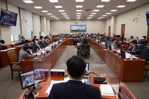 15일 국회 환경노동위원회 전체회의가 열리고 있다. 21대 후반기 국회 환노위는 전해철 위원장, 김영진 민주당 간사, 임이자 국민의힘 간사, 민주당 노웅래, 우원식, 윤건영, 이수진, 이학영, 전용기, 진성준, 국민의힘 김형동, 박대수, 이주환, 정찬민, 지성호, 정의당 이은주 의원 등으로 구성됐다. / 사진=연합뉴스