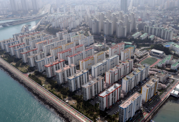 부산 수영구 남천동 삼익비치 전경. 해당 사업장은 지난달 말 사업시행인가를 획득하며 정비사업에 보다 속도를 내게 됐다. / 사진=연합뉴스