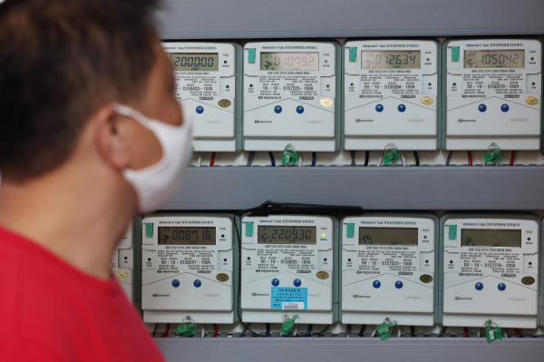 10월부터 전기요금과 가스요금이 인상된다. 사진은 서울 시내의 한 오피스텔에 설치된 전기계량기. / 사진=연합뉴스