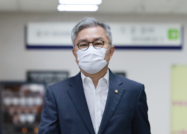 이동재 전 채널A 기자의 명예를 훼손한 혐의로 기소된 더불어민주당 최강욱 의원이 4일 서울 서초구 중앙지방법원에서 열린 1심 선고 공판에 출석하고 있다.