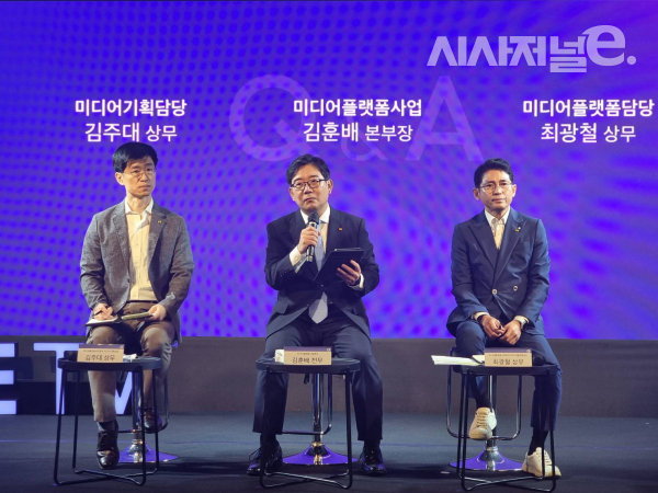 사진은 왼쪽부터 김주대 KT 미디어기획담당 상무, 김훈배 KT 미디어플랫폼사업본부장 전무, 최광철 KT 미디어플랫폼담당 상무 순 / 사진 = 김용수 기자