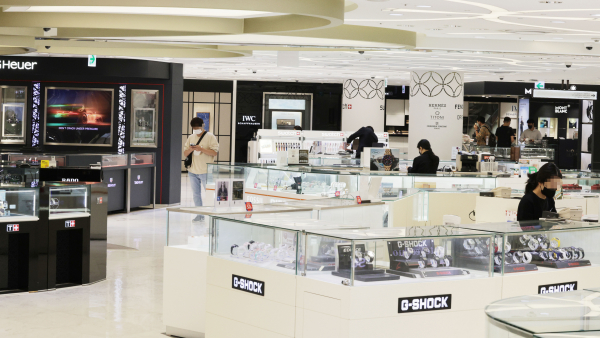 최근 원/달러 환율이 치솟는 가운데 지난달 29일 서울 시내 한 면세점이 한산한 모습이다. / 사진=연합뉴스