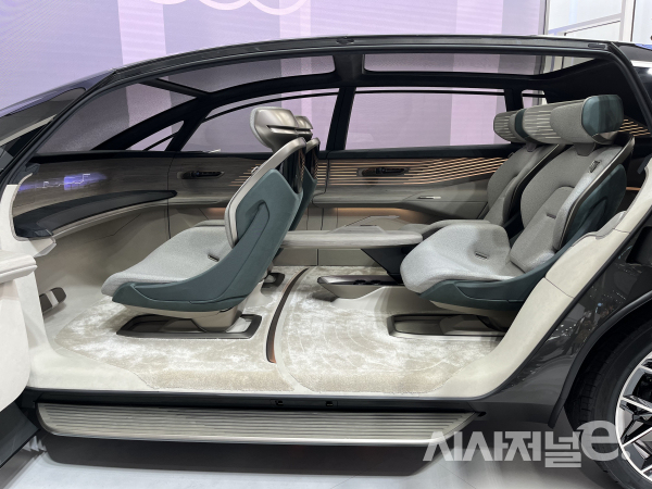 어반스피어 내부. 자율주행 기술이 적용돼 스티어링 휠이 없다. / 사진=유주엽 기자