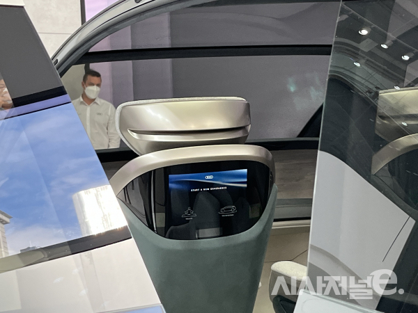 1열 시트 뒤에 부착된 디스플레이 / 사진=유주엽 기자