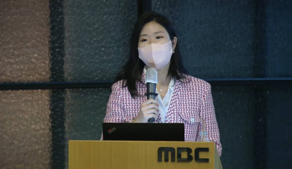 이정민 CJ 전략기획부 박사가 지난 7일  ‘디지털 기술 변화에 따른 방송 콘텐츠 미래와 전망-메타버스, XR, 인공지능 등 활용 전략’를 주제로 열린 세미나에서 발표하고 있다. / 사진 = 한국방송학회