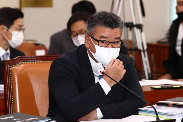 유병호 감사원 사무총장이 11일 국회 법제사법위원회에서 열린 감사원에 대한 국정감사에 출석해 마스크를 고쳐 쓰고 있다.  / 사진=연합뉴스