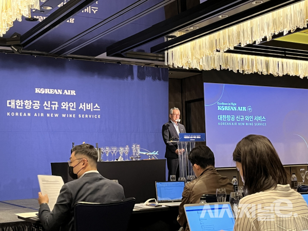 와인 품목 변경 배경을 밝히는 장성현 대한항공 부사장 / 사진=유주엽 기자