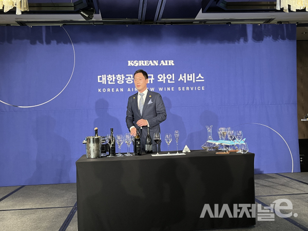 와인을 설명하는 이상준 소믈리에 / 사진=유주엽 기자