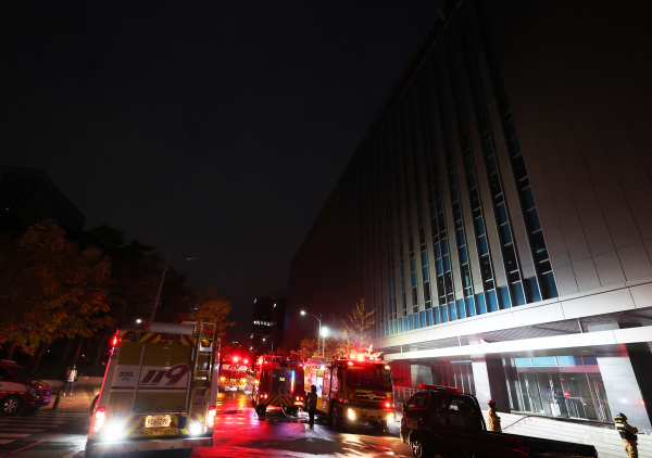 15일 경기도 성남시 분당구 삼평동 SK 판교 캠퍼스 A동에서 관계자들이 복구작업 투입을 위해 소방관들과 함께 분주하게 움직이고 있다. / 사진 = 연합뉴스