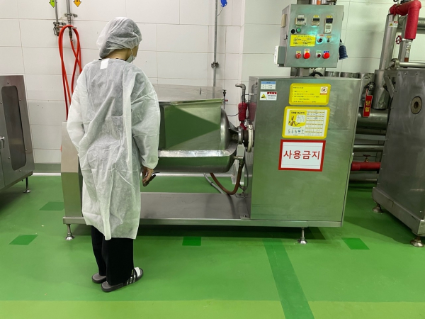 지난 17일 경기 평택시 SPL 평택공장에서 한 직원이 사고 기계 옆 같은 기종의 소스 교반기를 살펴보고 있다. / 사진=연합뉴스