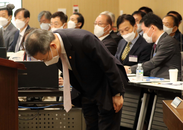 국회 과학기술정보방송통신위원회가 18일 대전 기초과학연구원에서 진행한 국정감사에서 이종호 과학기술정보통신부 장관이 카카오 서비스 장애와 관련해 사과하고 있다. / 사진 = 연합뉴스