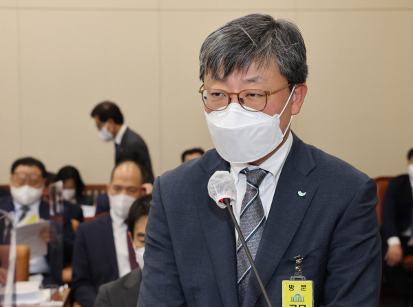 강동석 SPL 대표가 24일 국회 환경노동위원회 국정감사에 출석했다. 이날 일부 위원은 허영인 SPC 그룹 회장이 국회에 나와야 한단 지적이 있었다. / 사진=연합뉴스