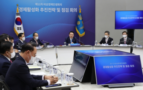 정부가 부동산 시장의 연착륙을 유도하기 위해 주담대 완화, 주택매도기간 연장, 규제지역 해제 등의 대책을 펼치겠다고 밝혔다. 사진은 27일 오후 서울 용산 대통령실 청사에서 열린 제11차 비상경제민생회의에서 발언하는 모습 / 사진=연합뉴스