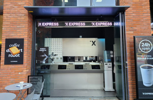 엑스와이지의 완전 무인 로봇 카페 '엑스익스프레스(X-EXPRESS)' 성수점./ 사진=최다은 기자